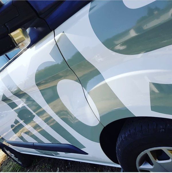 Detalle-rotulacion-vehiculo