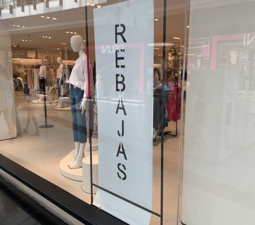 lona con estructura en escaparate