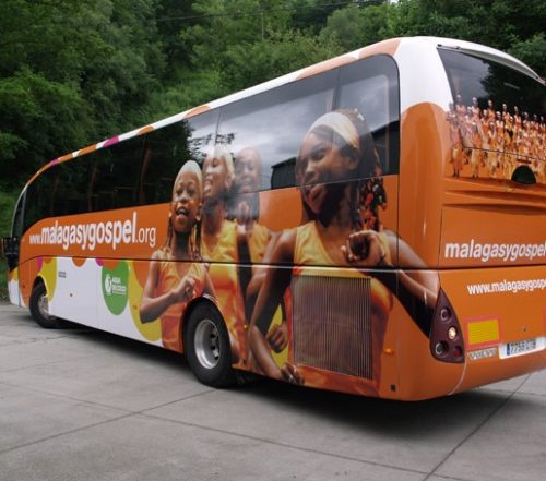 Autobús con vinilo microperforado homologado para ITV instalado en lunas traseras.