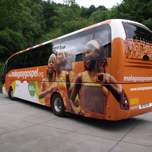 Autobús con vinilo microperforado homologado para ITV instalado en lunas traseras.