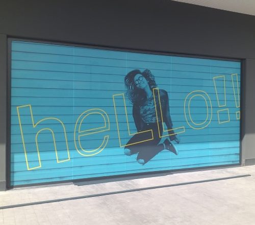 Vinilo microperforado aplicado en escaparate de tienda