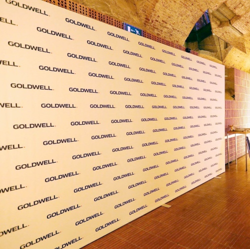 Textil blackout con velcro instalado en stand publicitario