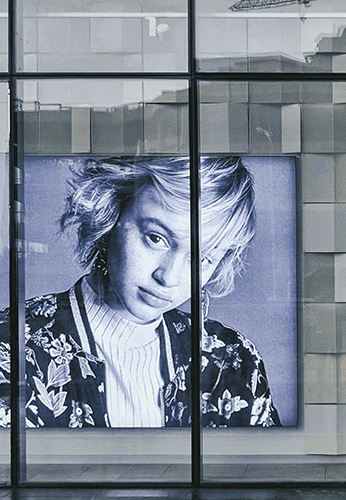 carteleria-digital-en-escaparate-346X500