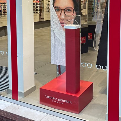 Panel DISPA personalizado para PLV en punto de venta con base promocional impresa y gráfica para escaparate retail.