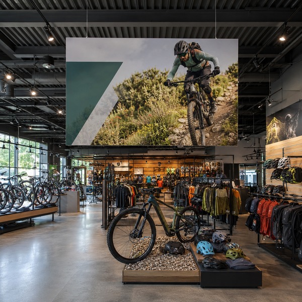 Cartel colgante suspendido del techo en una tienda deportiva de ciclismo